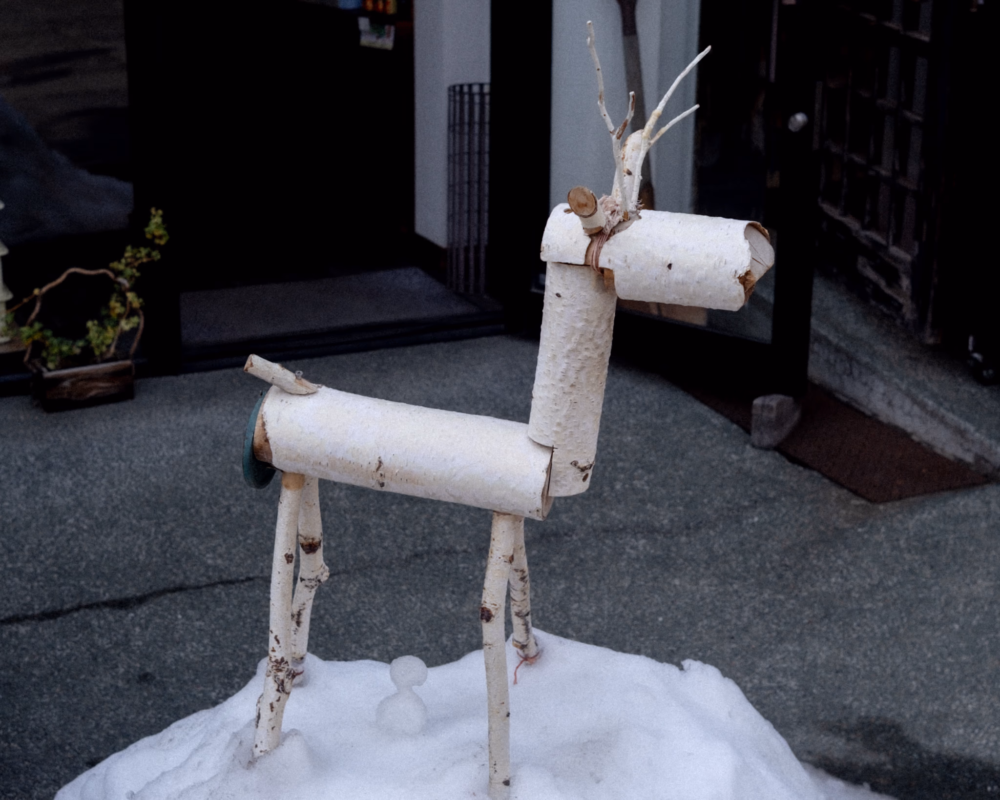 枝で作られたトナカイの置物