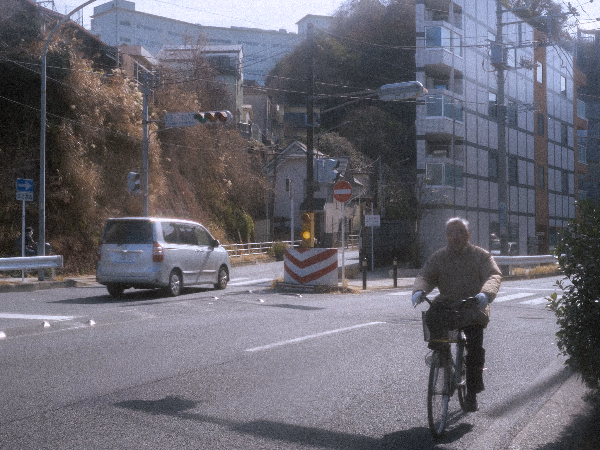 Intersection at Honmoku St. towards Yamate Tunnel (2).